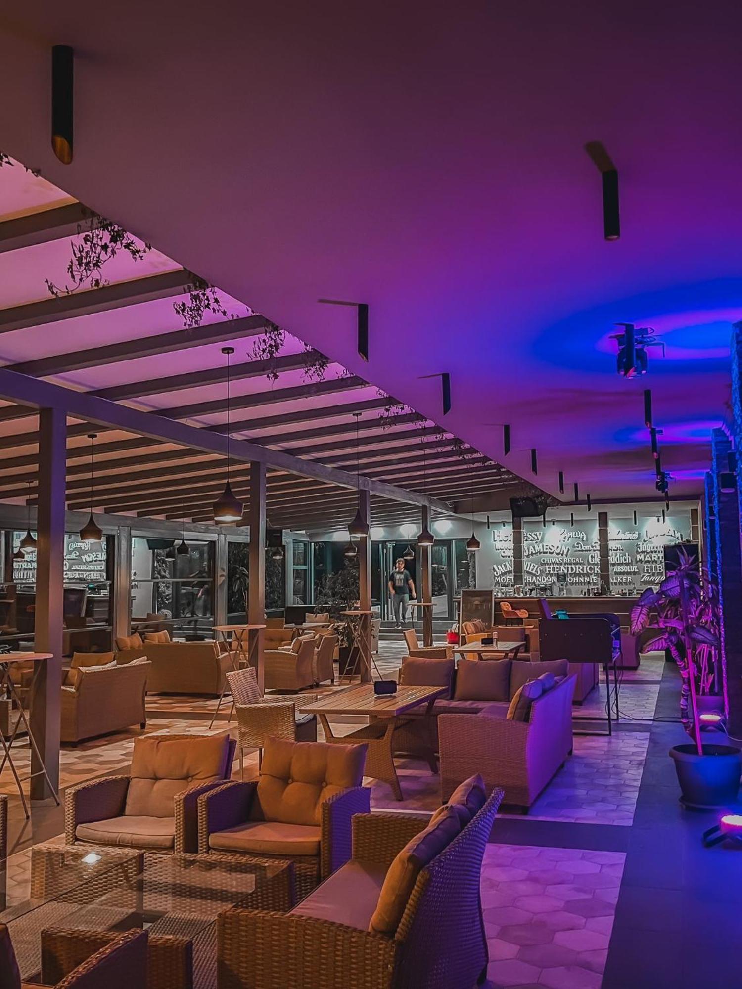 Boutique Hotel Cattaleya Бакэу Экстерьер фото